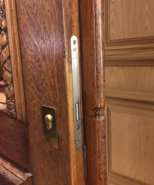Fitting Lock To Door